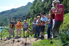  La montagne resonne de leurs accents patoisants